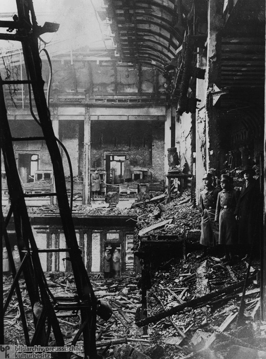 Der Reichstagsbrand: Blick in den ausgebrannten Plenarsaal (28. Februar 1933)